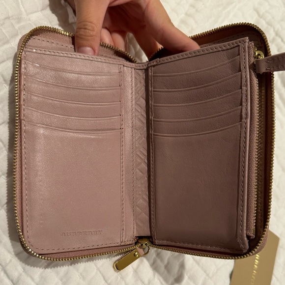 Authentic BURBERRY patent wallet in dusty/heather pink - Picture 3 of 11